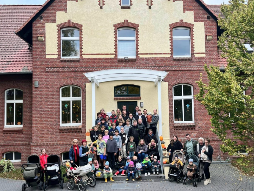 Gruppenfoto vor dem Eingang der Kita Sonnenwinkel