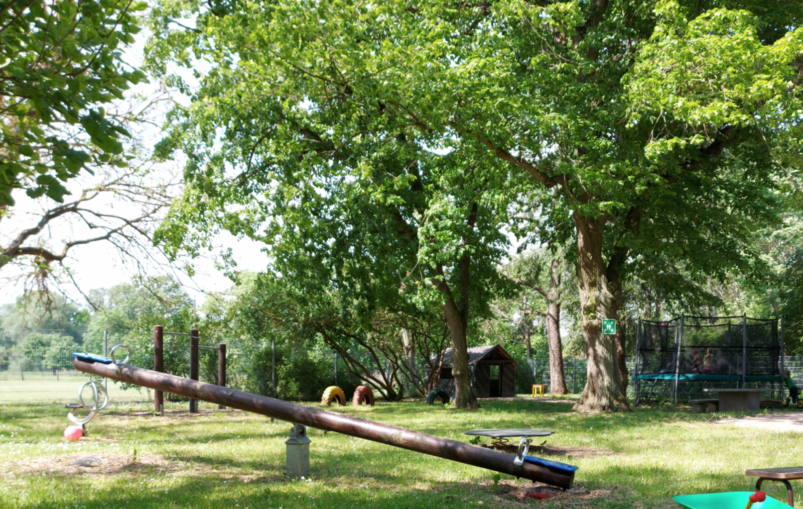 Großer Gartenbereich mit Wippe und Trampolin