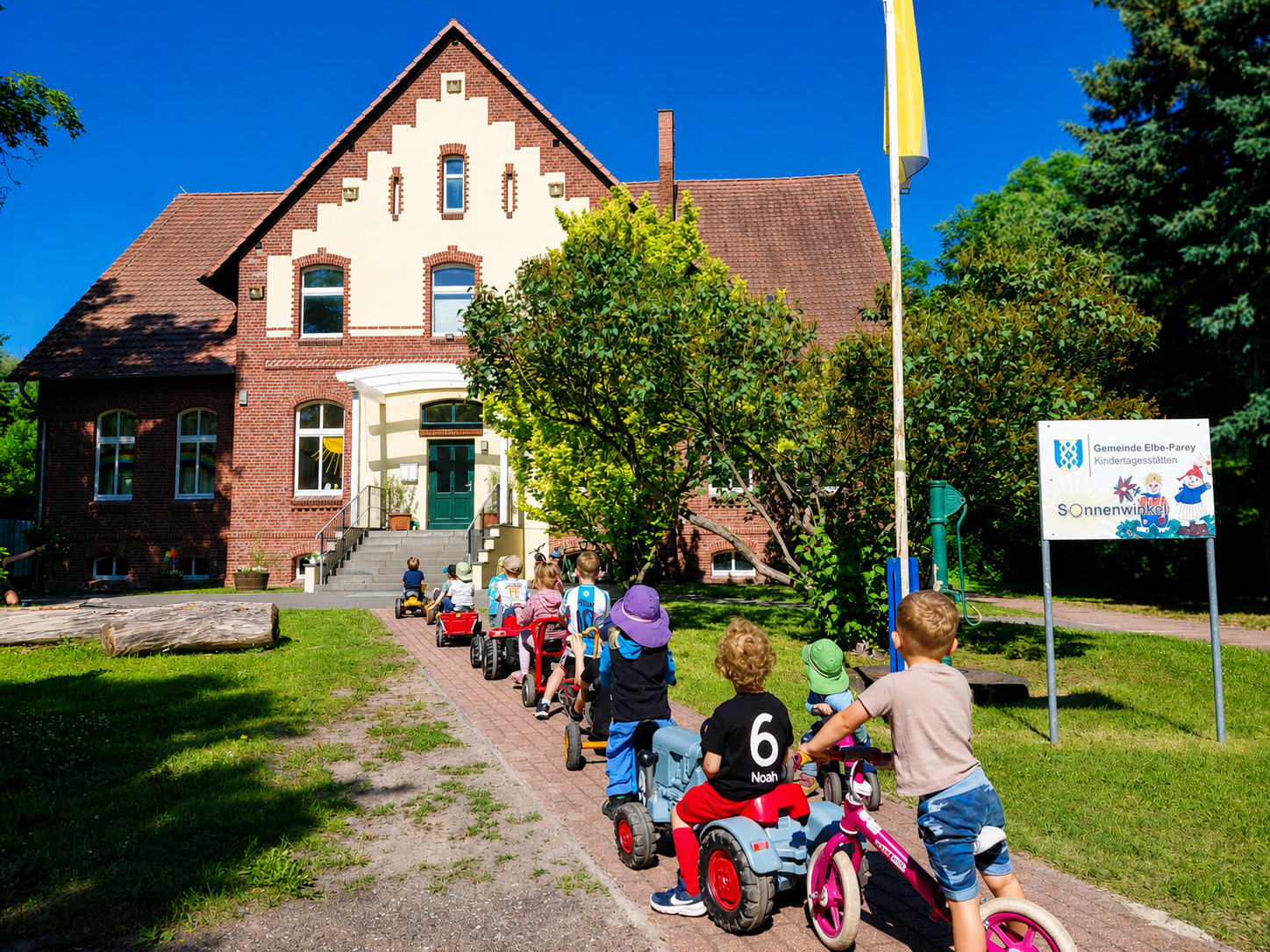 Kinder fahren gemeinsam vor der Kita Sonnenwinkel